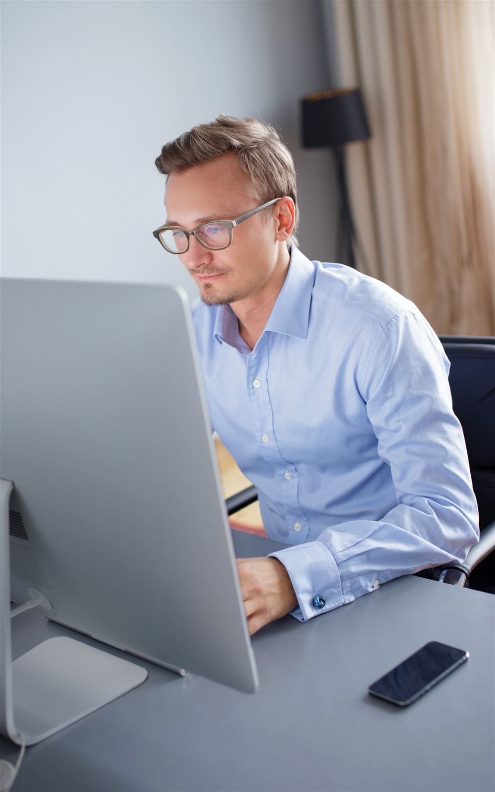 Bărbat concentrat, evaluare pe calculator pentru aviz psihologic Iași
