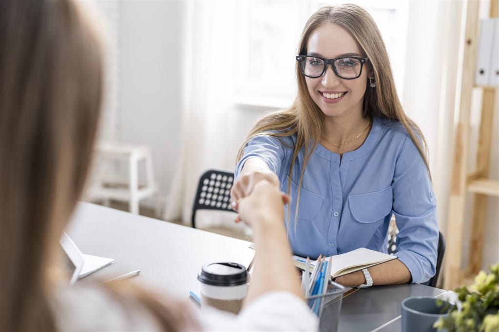 Aviz psihologic Iași: ce este, cât costă și cum îl obții 4 - psihiatrie, psihologie Specialist zâmbitor dând mâna cu un client, cabinet aviz psihologic Iași